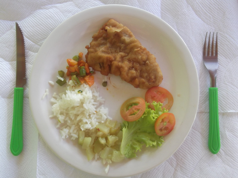 Arroz temperado, chuchu, bife a parmegiana