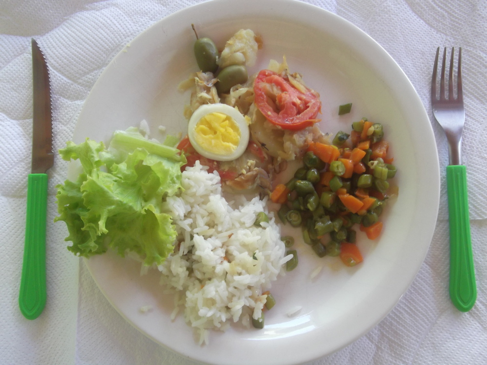 Arroz, salada de legumes e bacalhoada